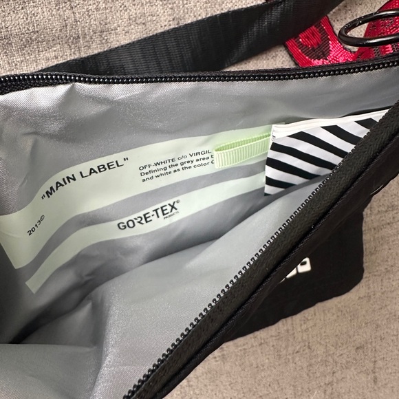 Off White Gore-Tex crossbody bag - Picture 5 of 8